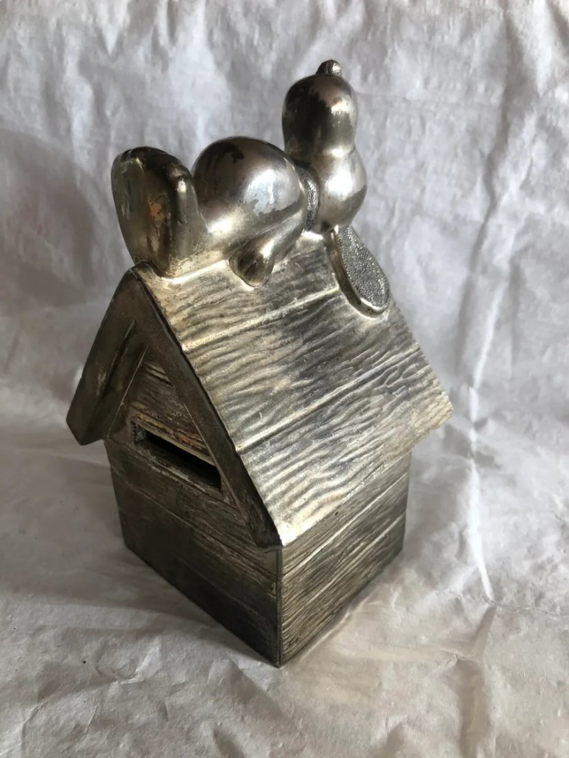 Cast Iron Bank Snoopy on Doghouse: Cast Iron Bank Snoopy on dog house in excellent condition. See pictures for condition. If bidding online feel free to contact us for more information. 6" tall
