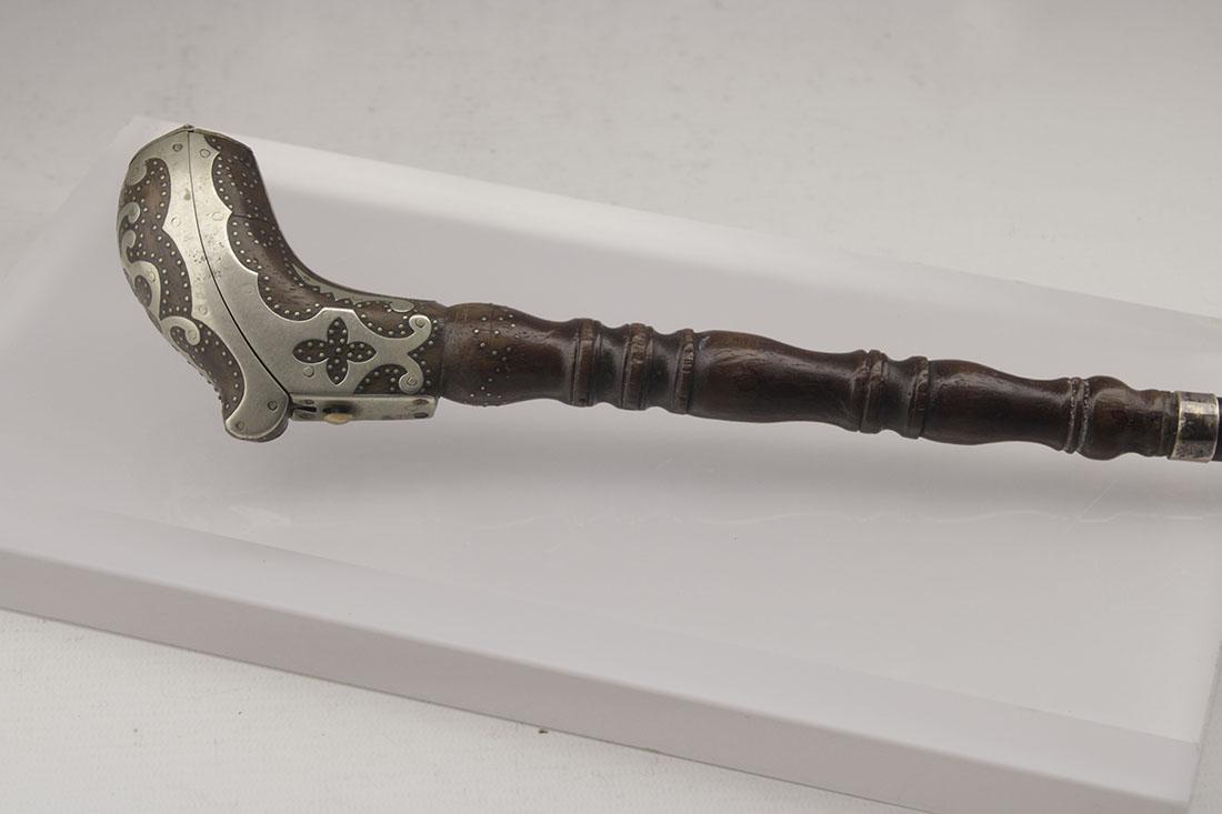 Wooden cane with carved silver handle and smoking pipe: Wooden cane, walking stick with handle decorated with silver details and smoking pipe. Geometrical ornaments. Good condition, some details and natural wear mainly in the wood (please, see pictures)
