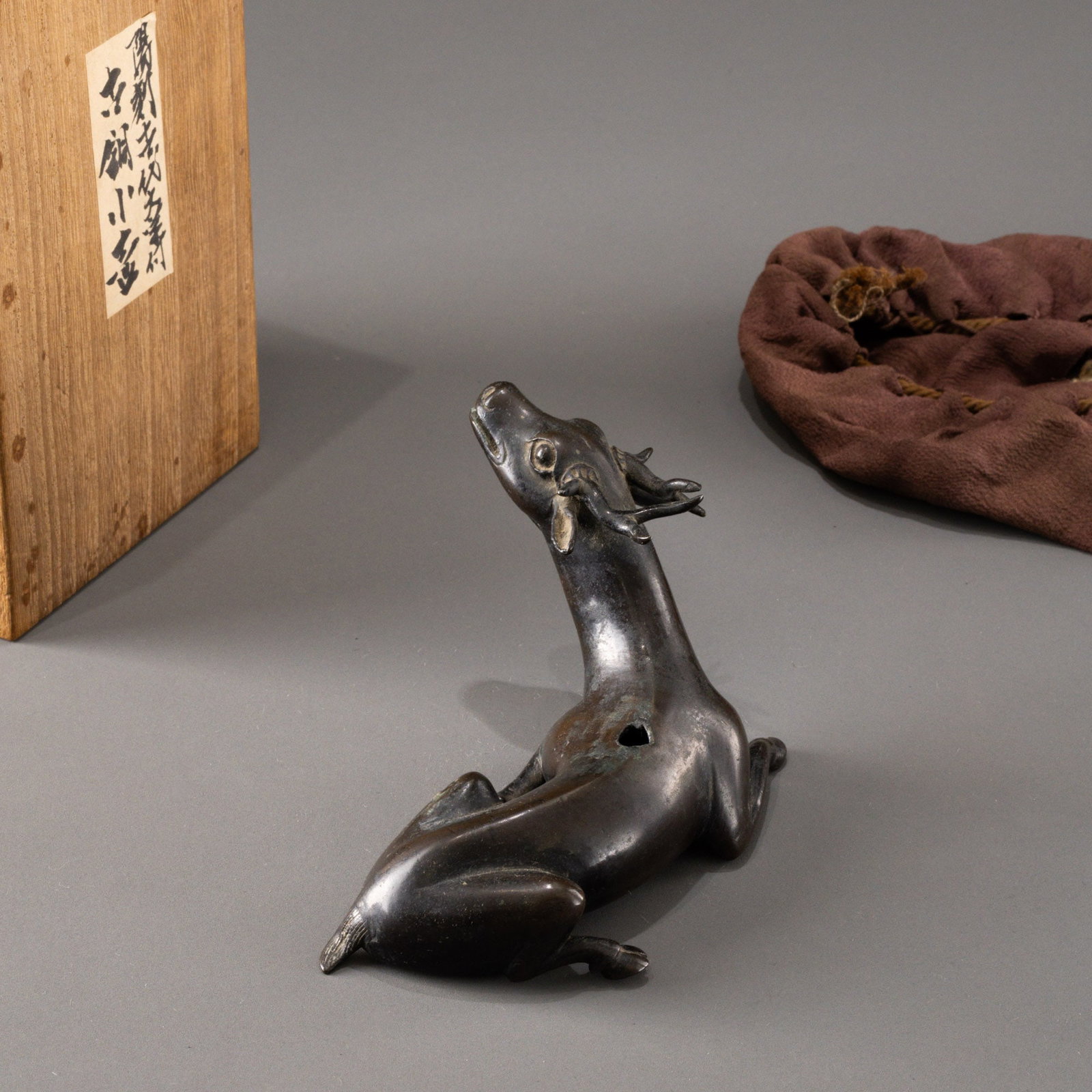 Antique bronze deer inkstone: W: 13cm H: 8cm
