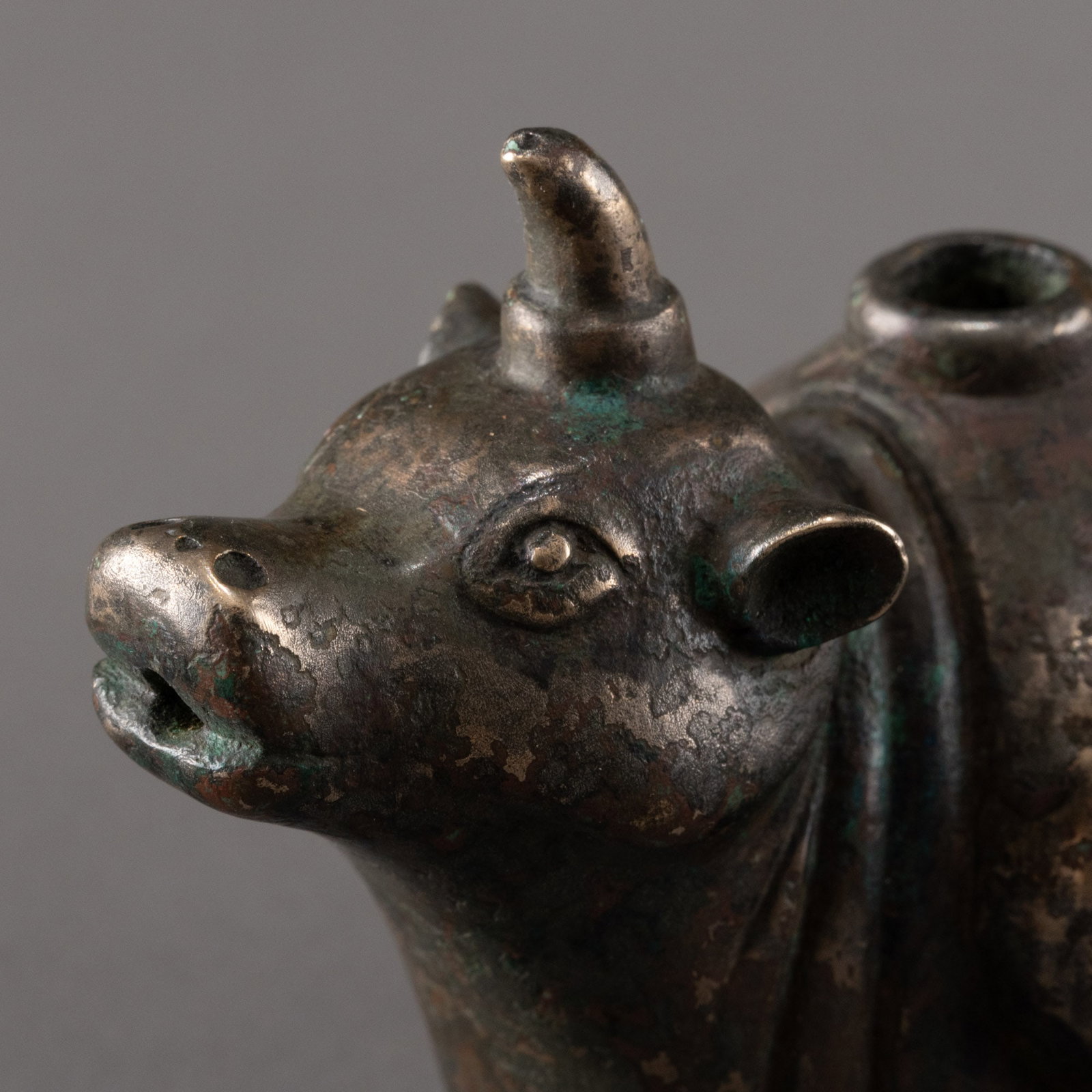 Tang Dynasty bronze ox-shaped inkstone drip: W: 10.5cm H: 6.5cm