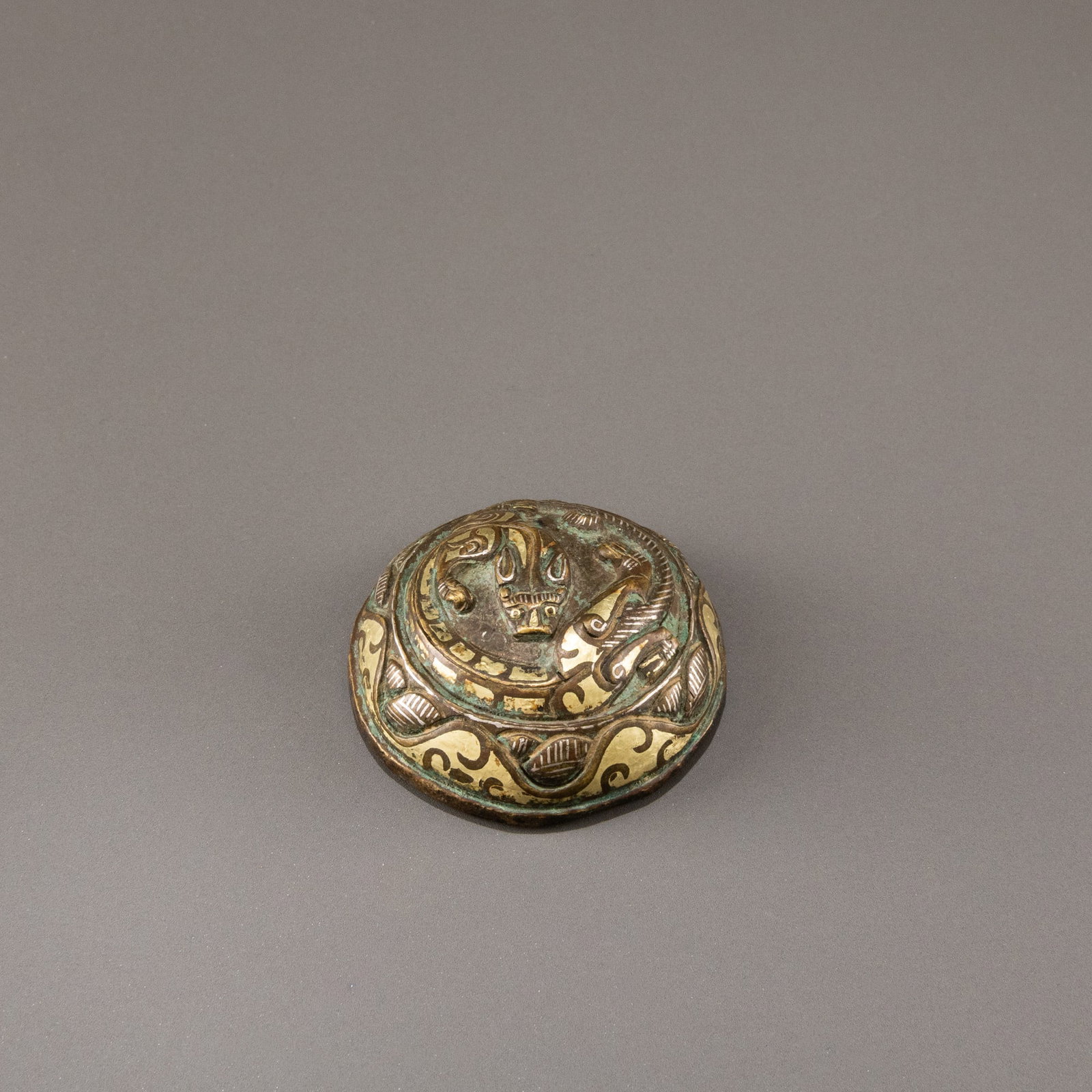 Han Dynasty bronze inlaid gold dragon town: D: 5.5cm H: 2cm