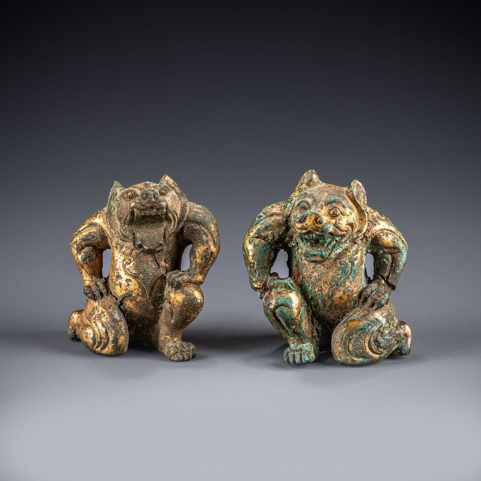 pair of Han Dynasty gilt bronze bears: H:10cm W:8.5cm H:9cm W:8cm