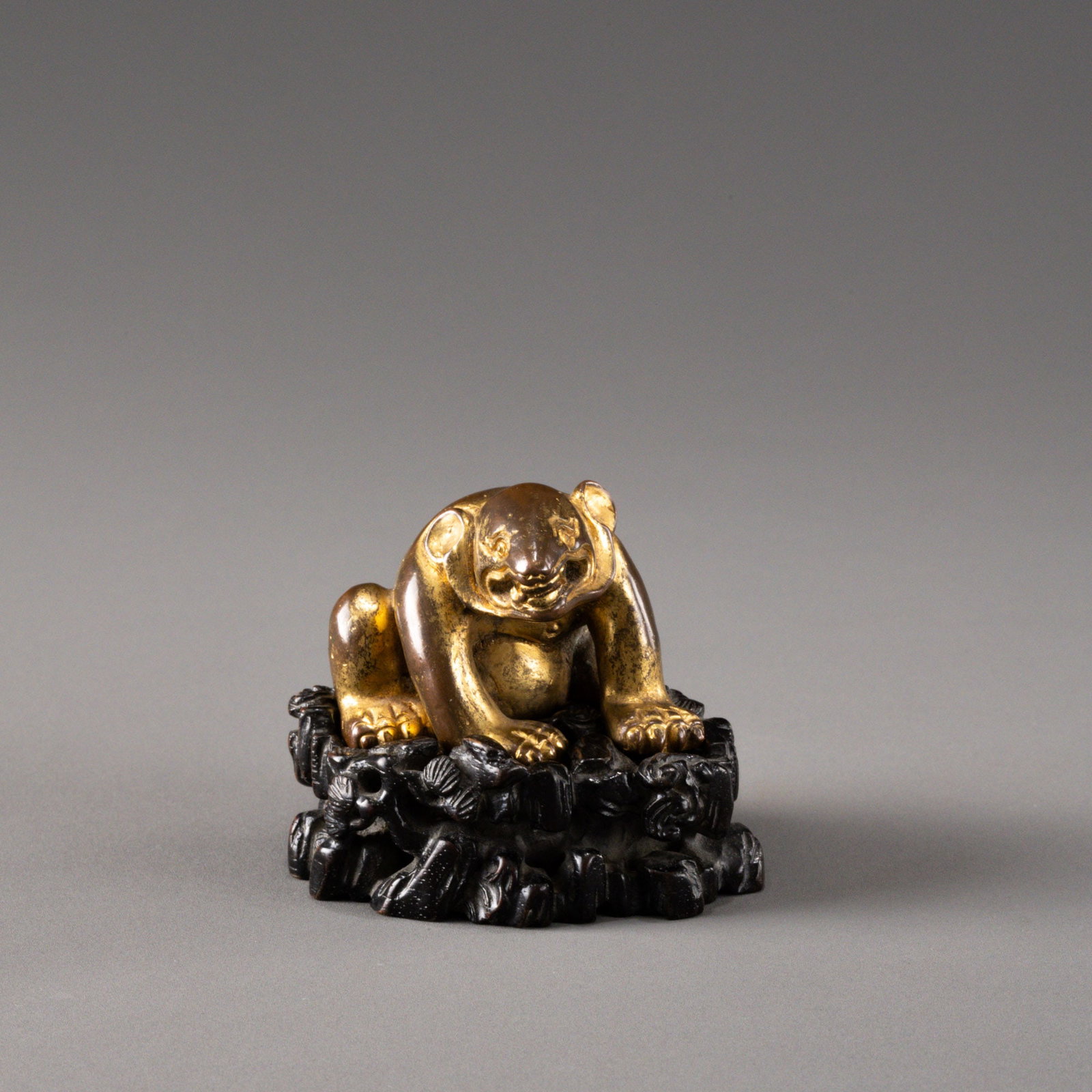 Han Dynasty gilt bronze bear: H: 4cm W: 5cm
