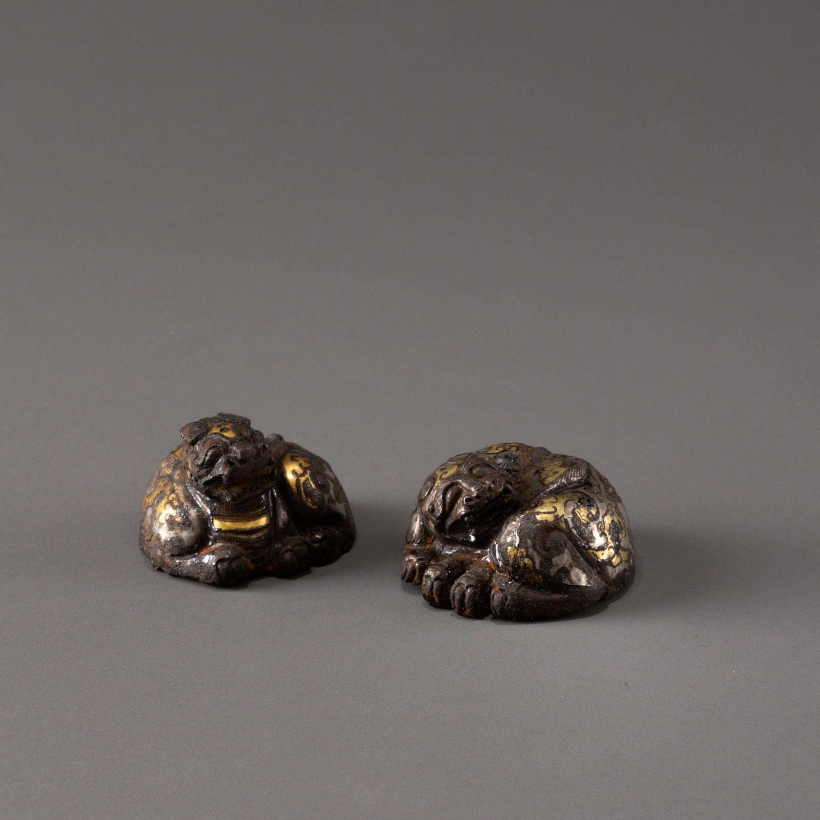 A pair of Warring States period bronze tiger-shaped ornaments inlaid with gold and silver.: W:5cm H:2.5cm W:4.5cm 3cm