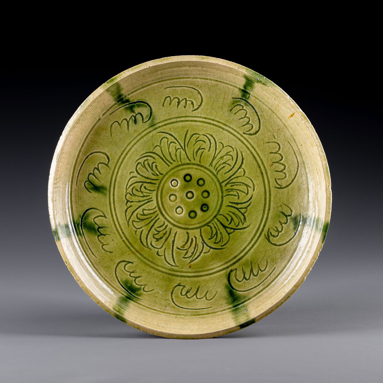 Northern Zhou Dynasty Green-glazed Lotus Pattern Plate (1 of 8)