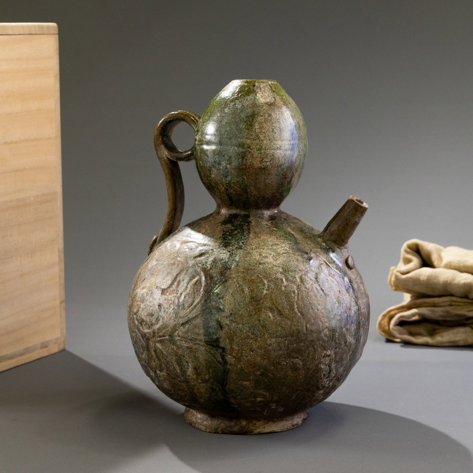 Liao green glazed floral pattern gourd-shaped water dropper (1 of 10)