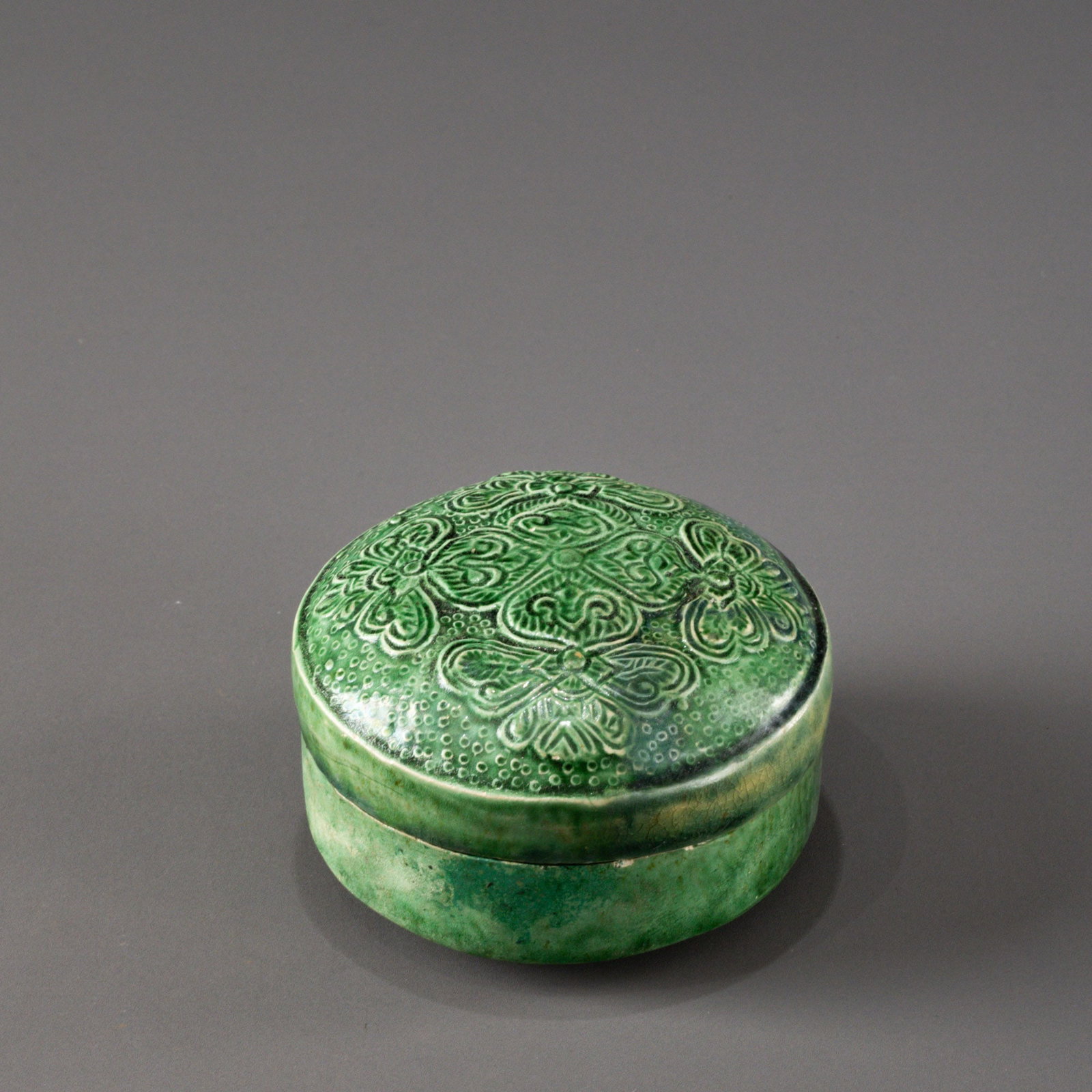 Liao green glazed box with floral pattern: D:9cm H:6cm