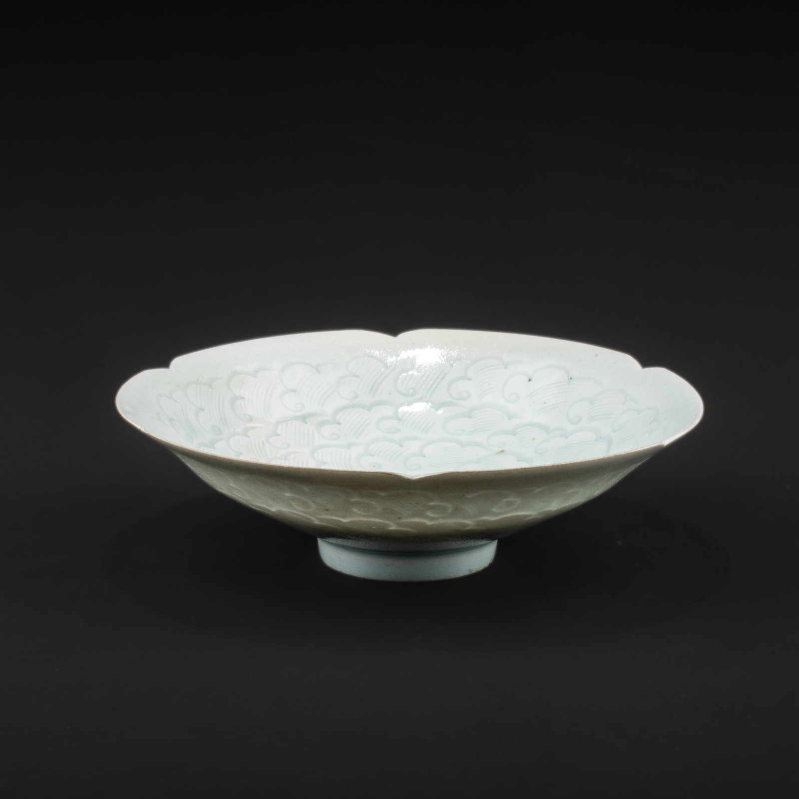 Song Dynasty celadon bowl with floral design: W: 17cm H: 5cm