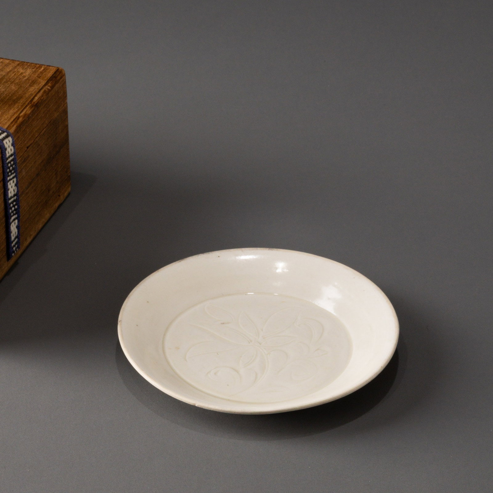 Song Dynasty Ding Kiln White Porcelain Flower Pattern: D: 12cm H: 1.5cm
