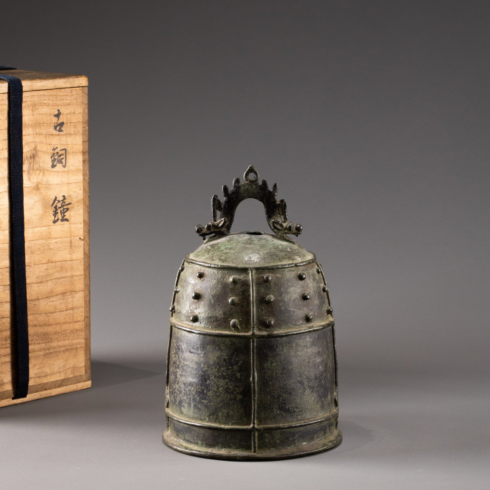 Ming Dynasty ancient bronze bell: H: 20cm W: 12cm