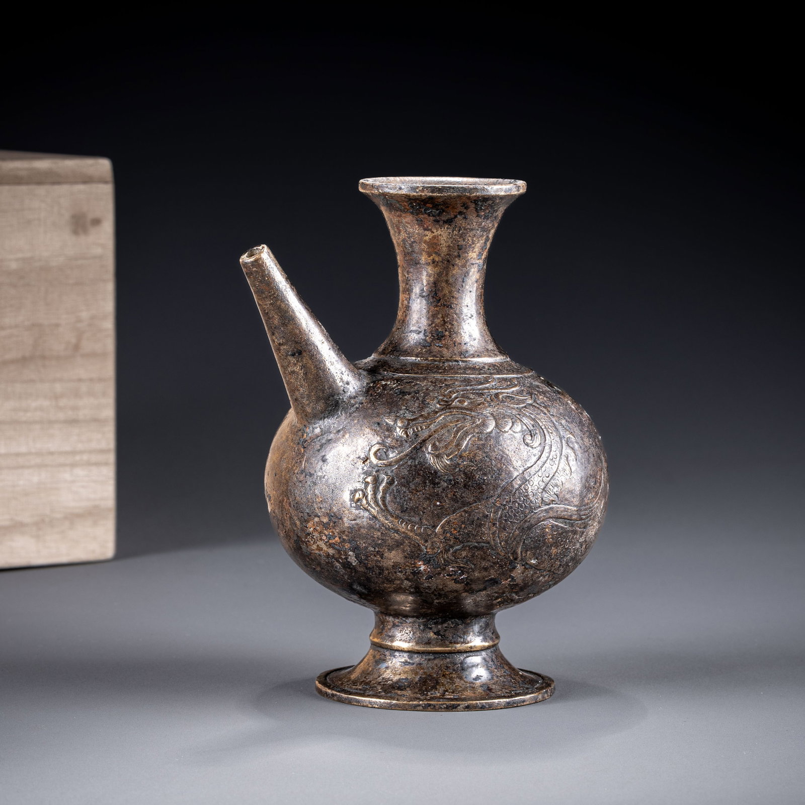 Yuanlong pattern copper bottle (1 of 10)