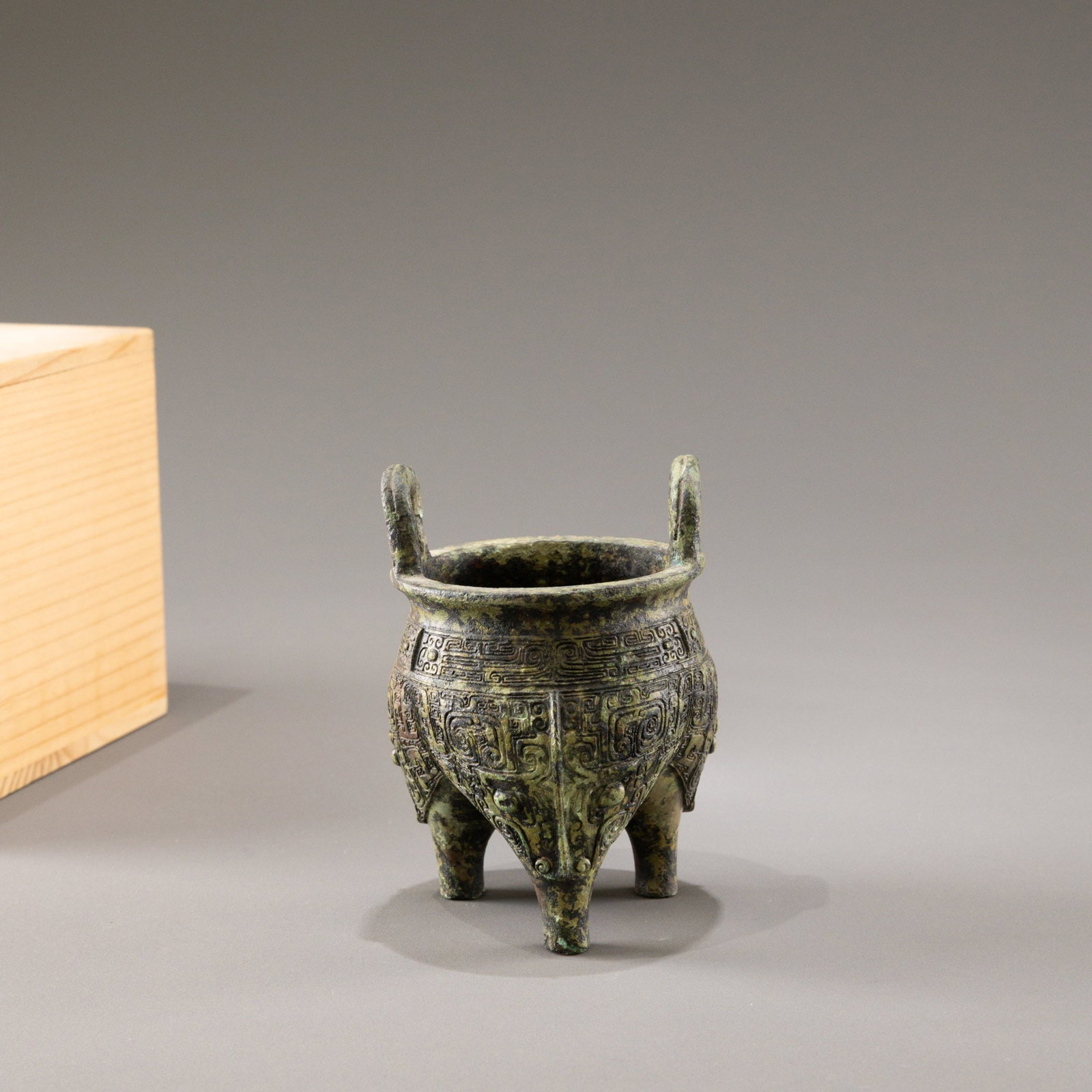 Ancient bronze three-legged ding: H: 11cm W: 7.5cm