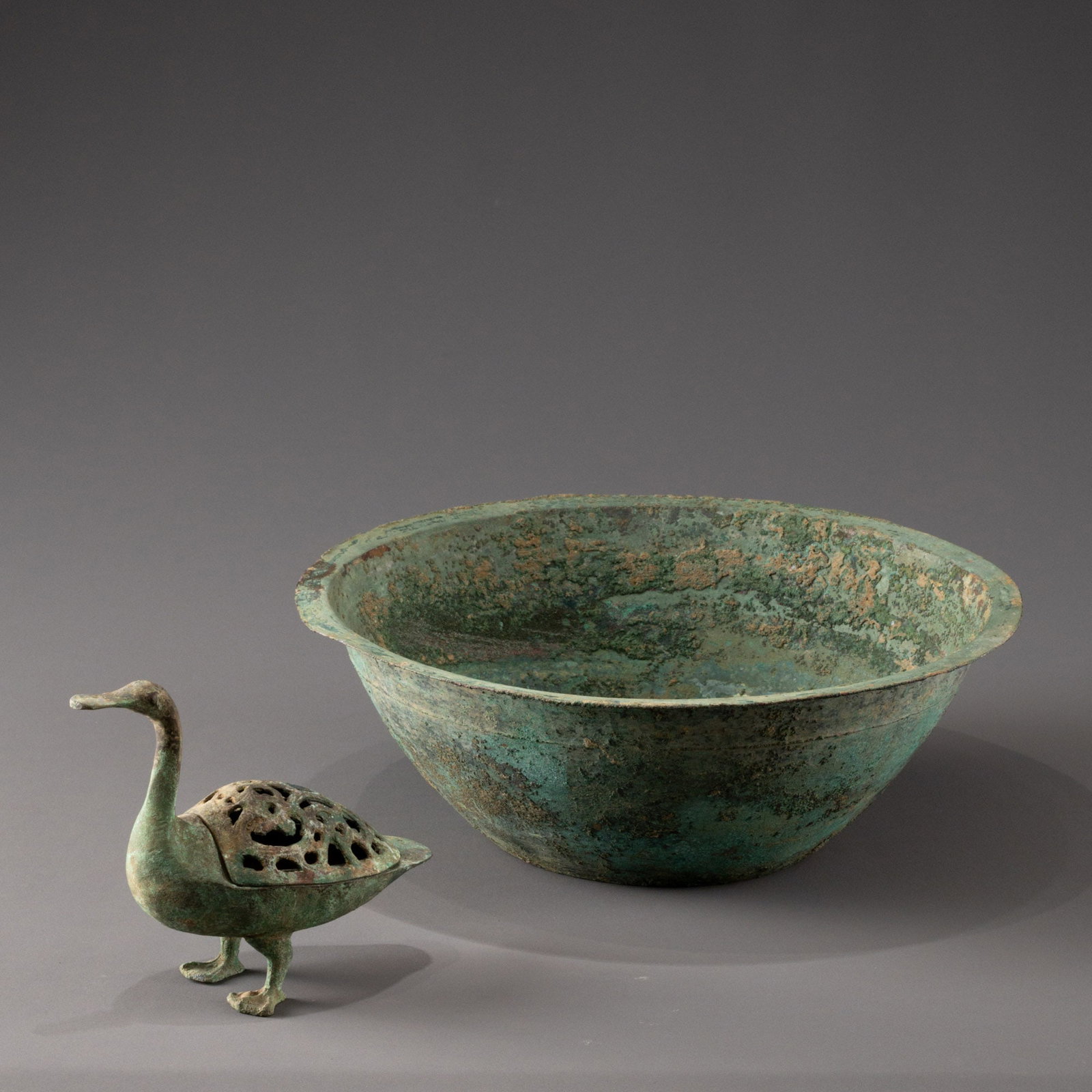 Han Dynasty bronze duck smoke: D: 32cm W: 11.5cm