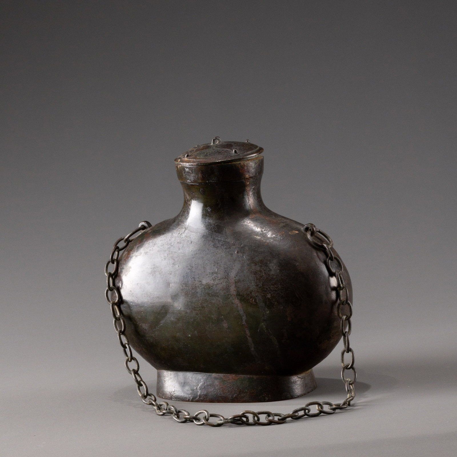 Han Dynasty bronze flat ewer with chain handle: H: 21cm W: 20cm