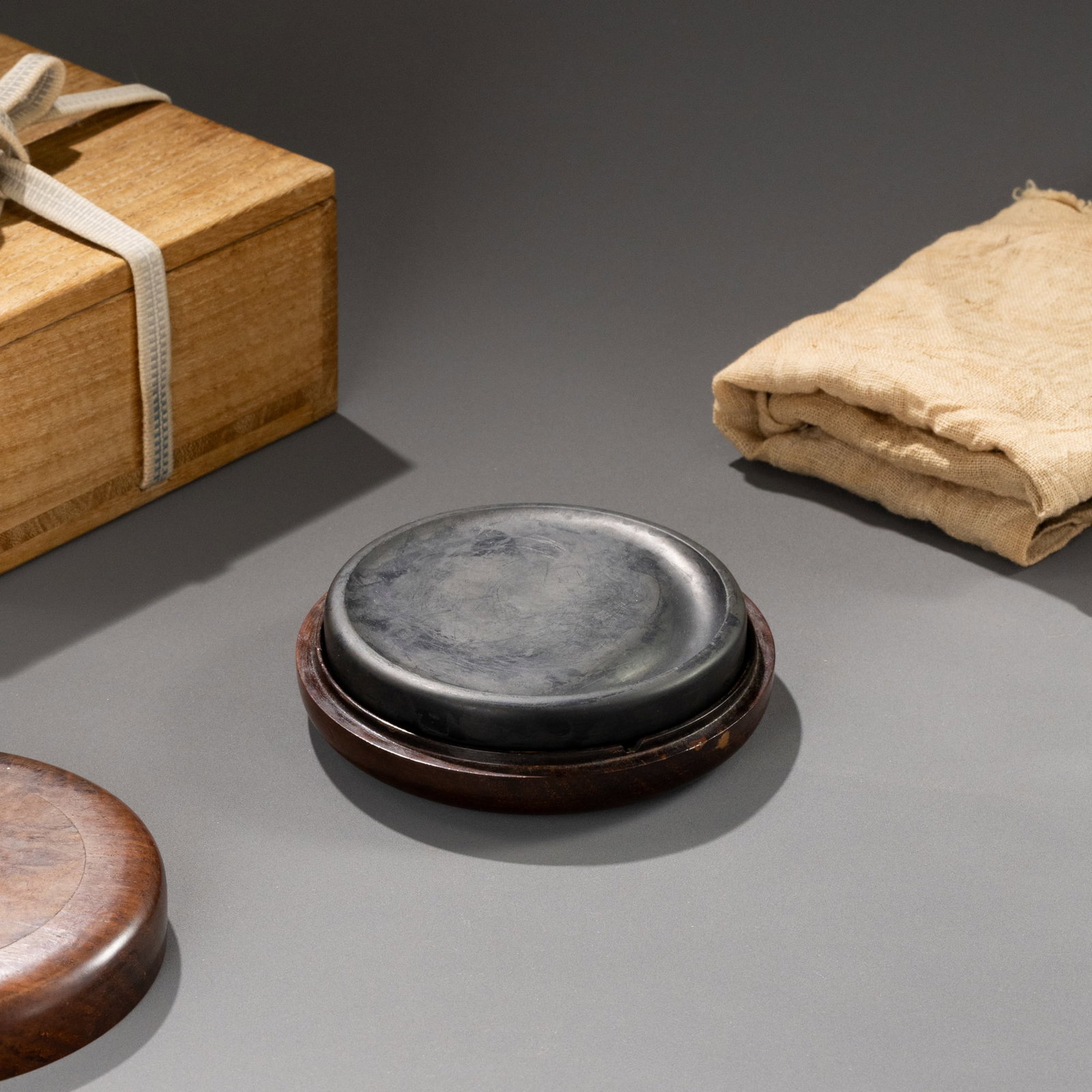 A round Duan inkstone with cloud pattern in the style of Gu Erniang. (1 of 10)