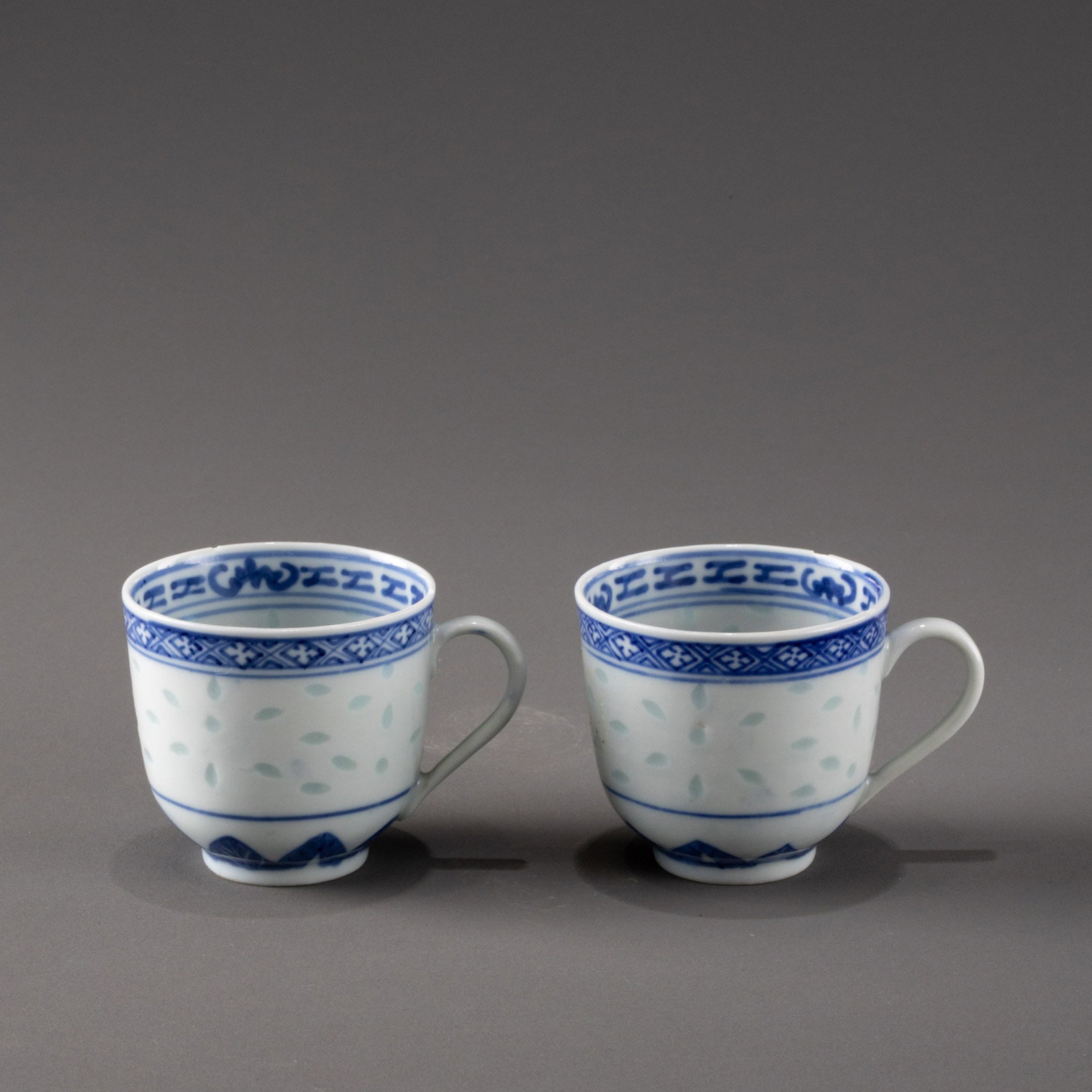 A pair of Republic-era jade-patterned, dragon-shaped, exquisite teacups.: W: 8cm H: 5.5cm x2