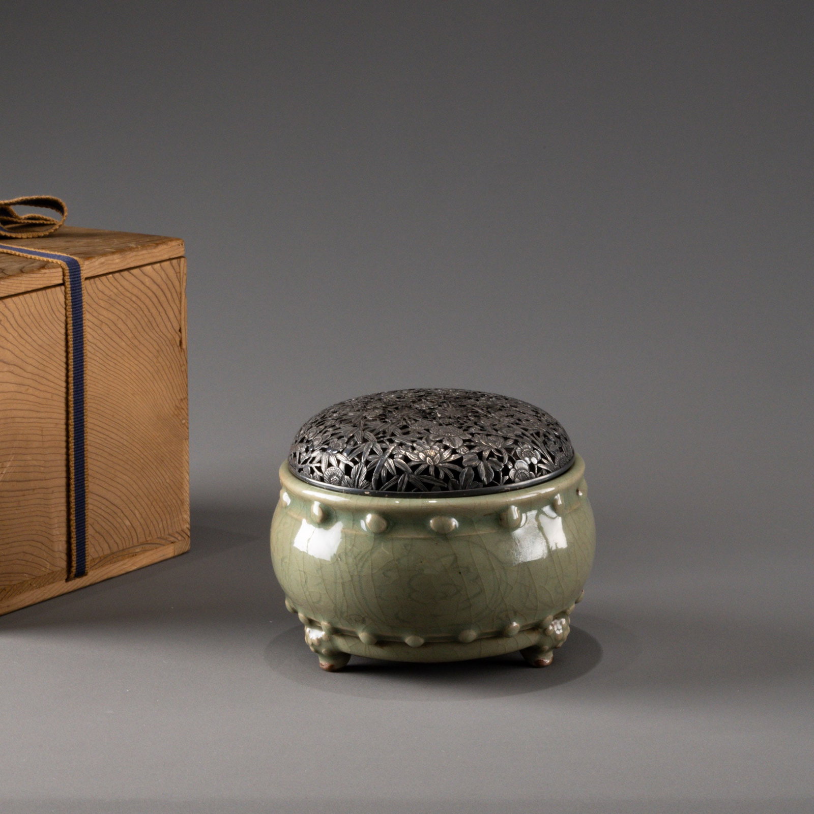 Green porcelain drum-shaped incense burner (1 of 7)