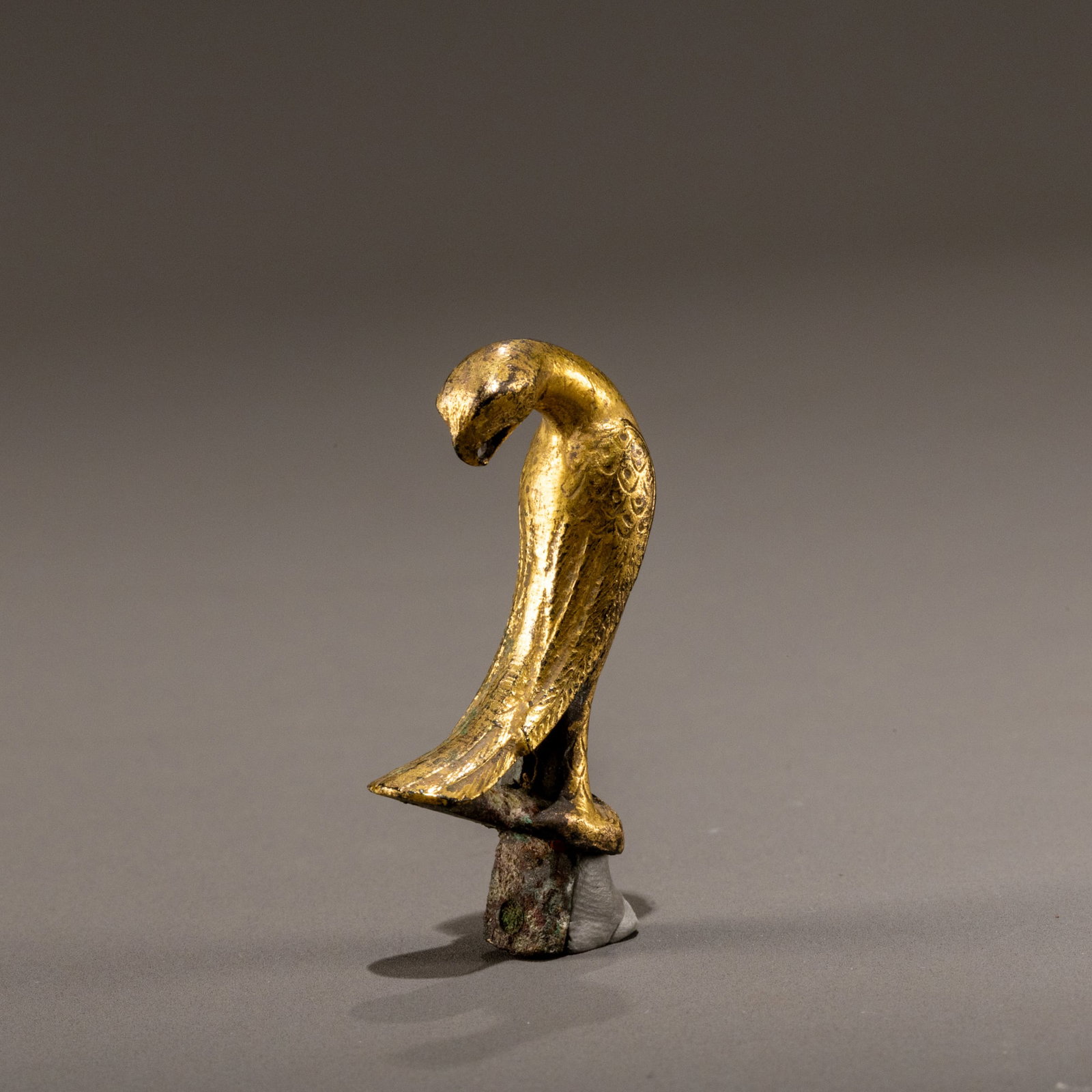 Han Dynasty gilt bronze bird-shaped ornament: H: 5cm W: 2.5cm