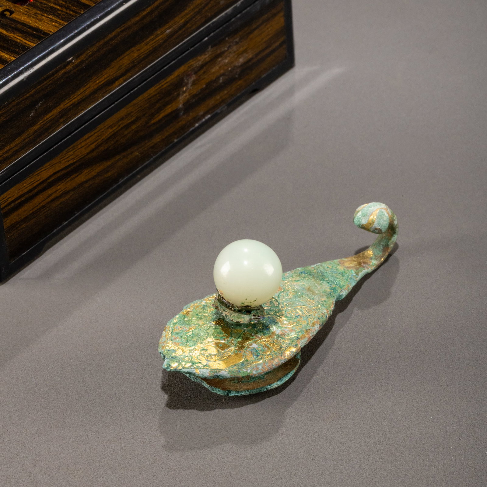 Sui Dynasty Gilded Bronze Belt Hook Inlaid with Jade: W: 6.5cm H: 3cm