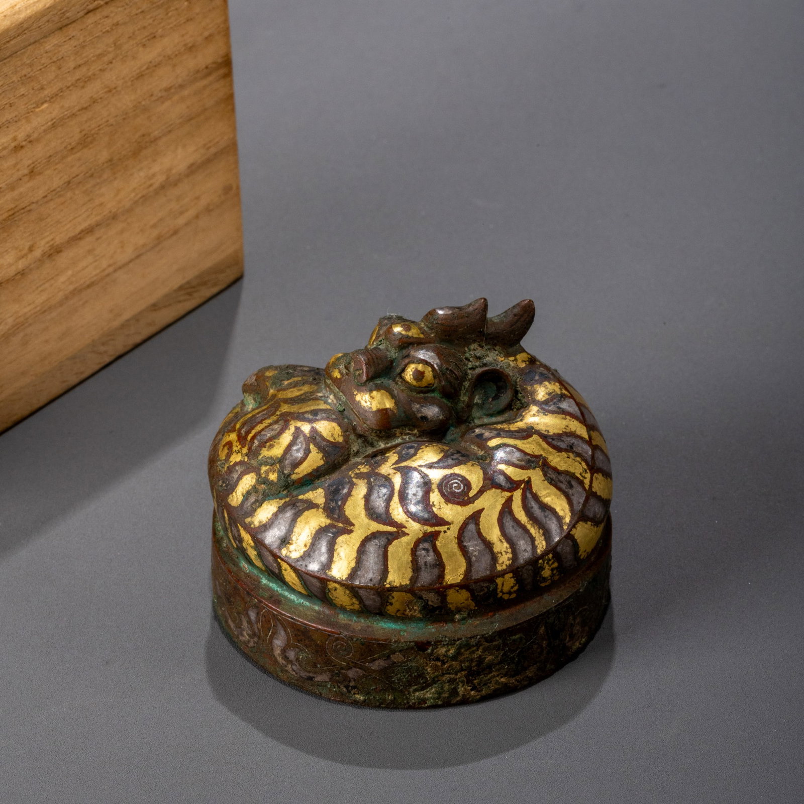 Warring States Period Bronze Inlaid Gold and Silver Furious Shaped Town: D: 5.5cm H: 4cm
