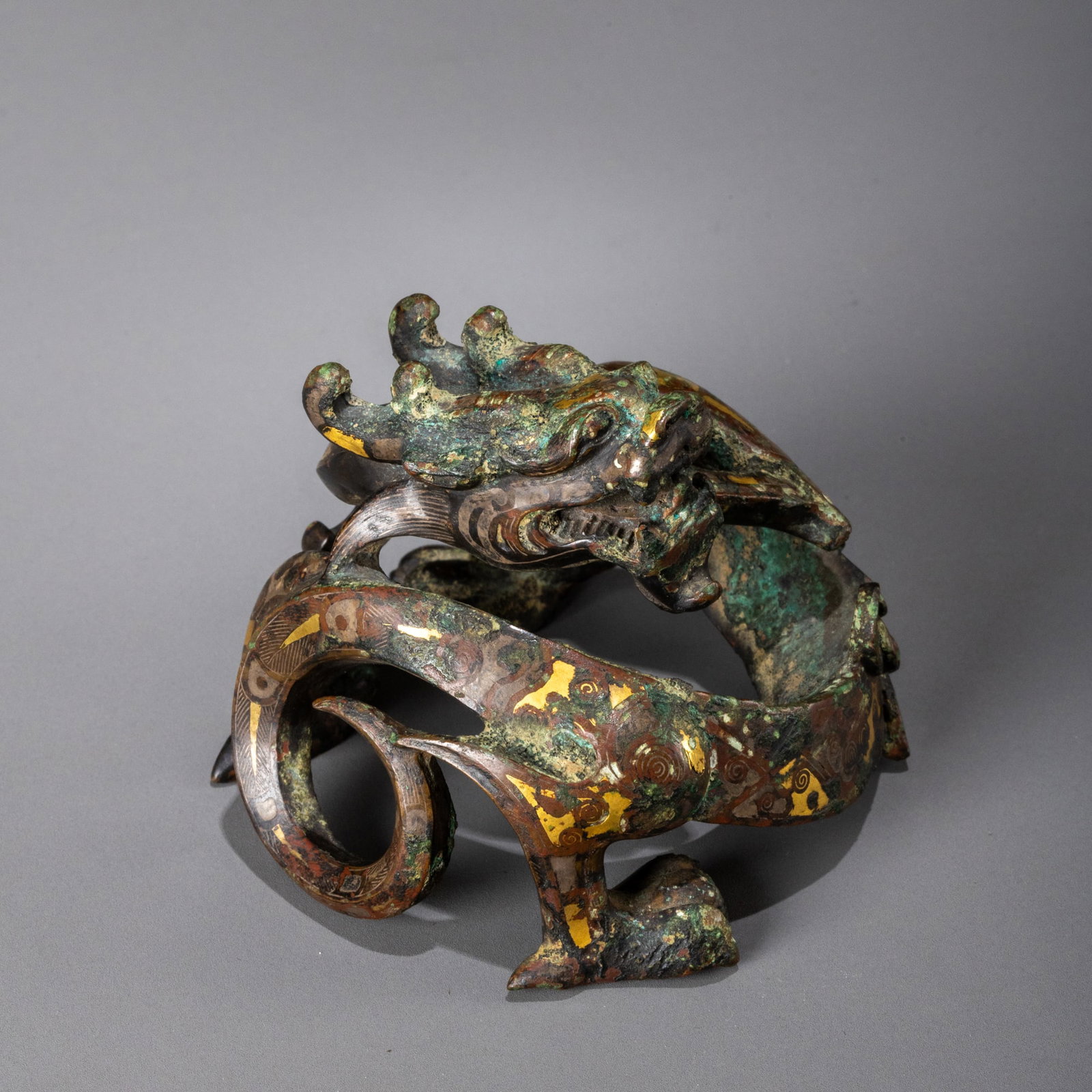 Han Dynasty Bronze Inlaid Gold and Silver Dragon-Shaped Mat Weight: W:10cm H:7cm