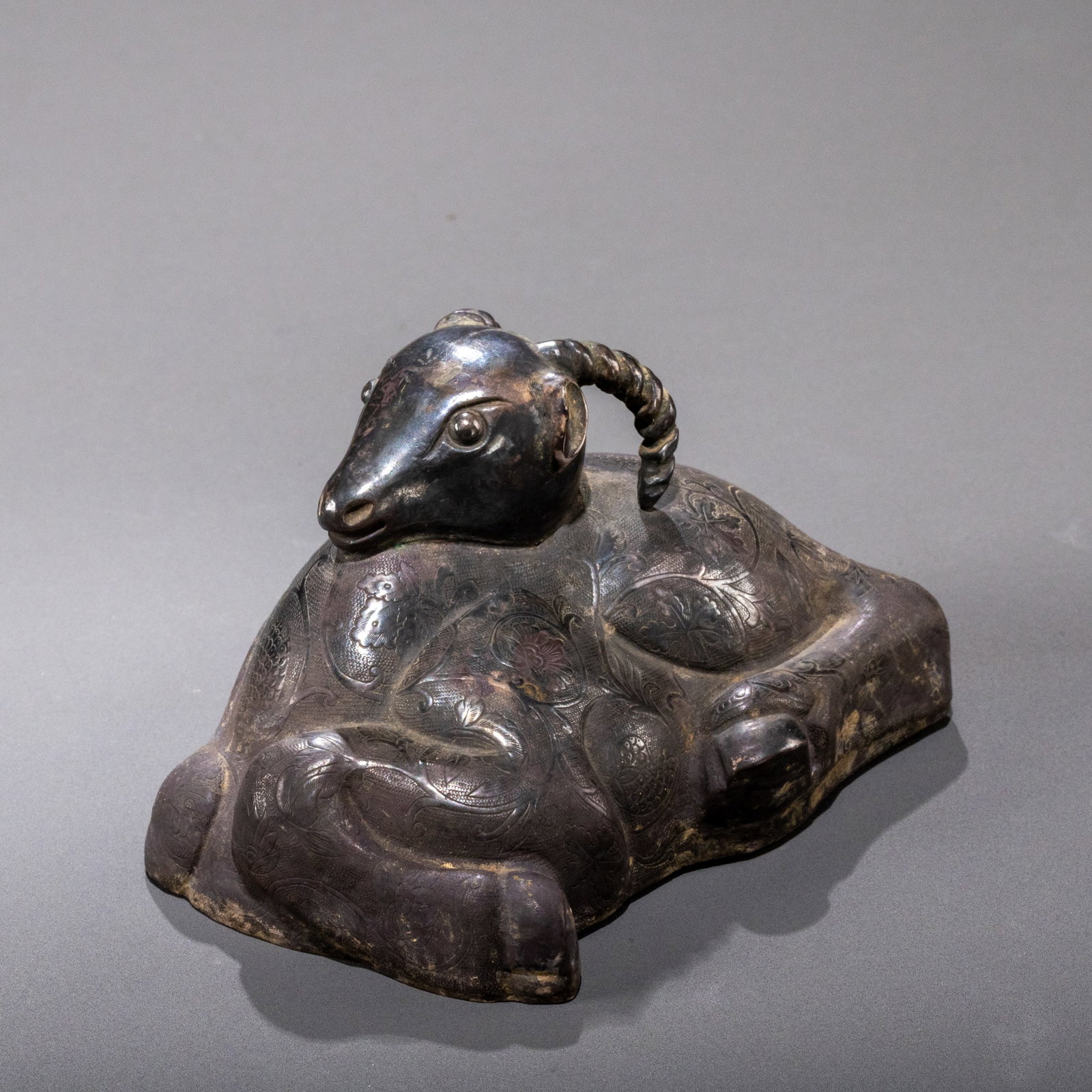 Tang Dynasty silver engraved floral pattern reclining sheep: W: 10cm H: 5cm Weight: 42g