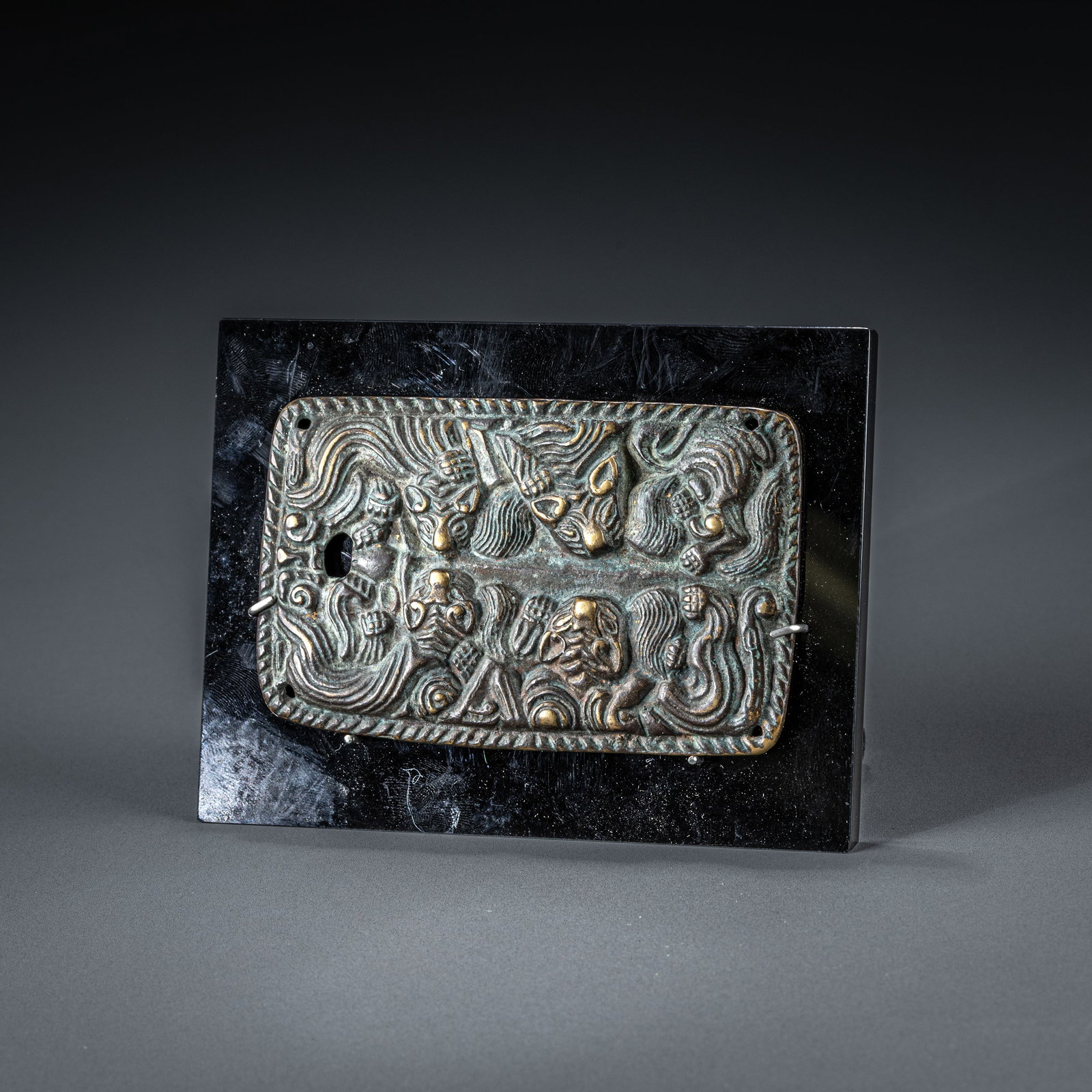 Han Dynasty bronze Ordos tiger-pattern plaque: L: 6cm W: 11cm