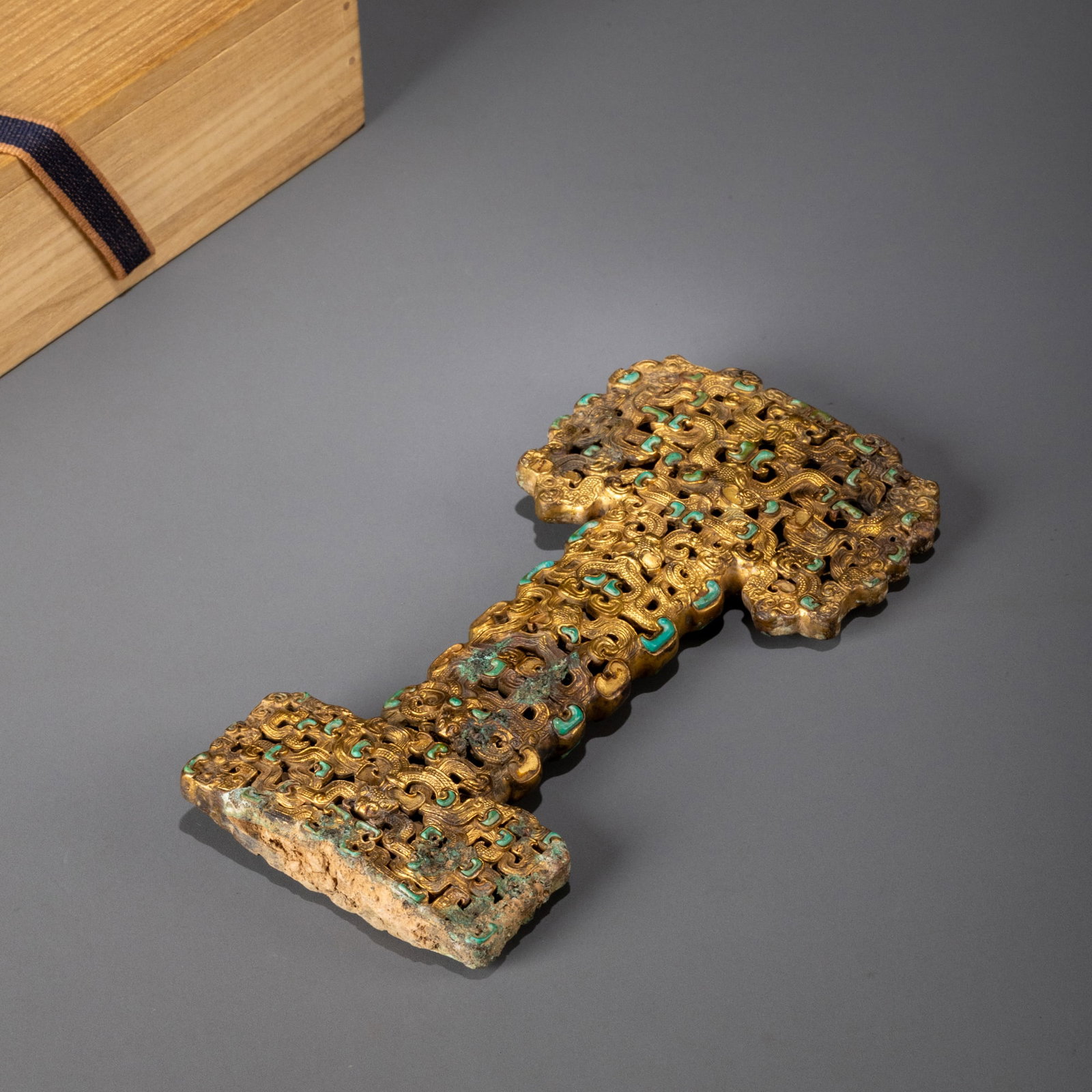 Gilt bronze sword hilt inlaid with turquoise and dragon patterns: L: 20cm W: 9.5cm