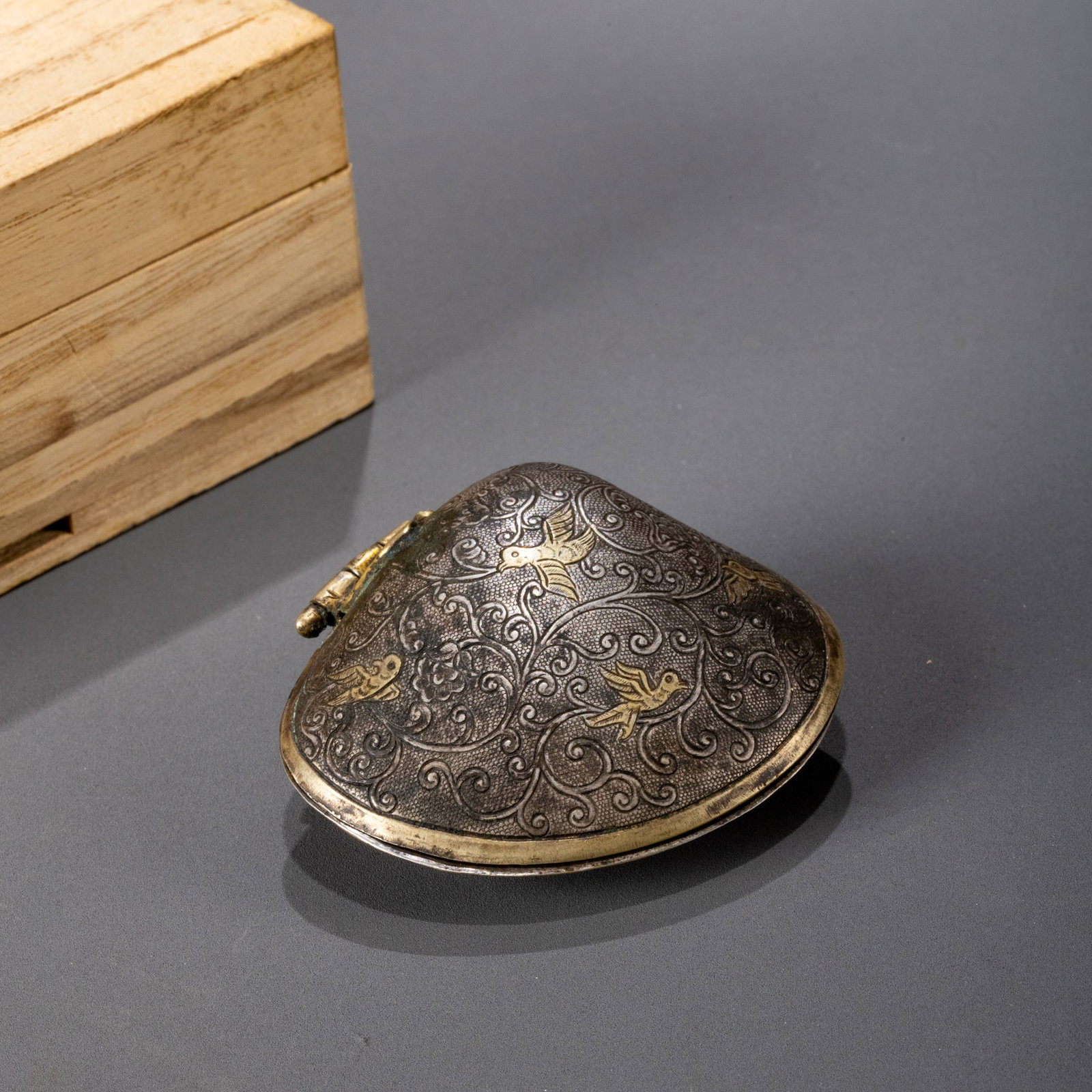Tang Dynasty Silver Gilt Shell with Floral and Bird Design: H: 5.5cm W: 2cm