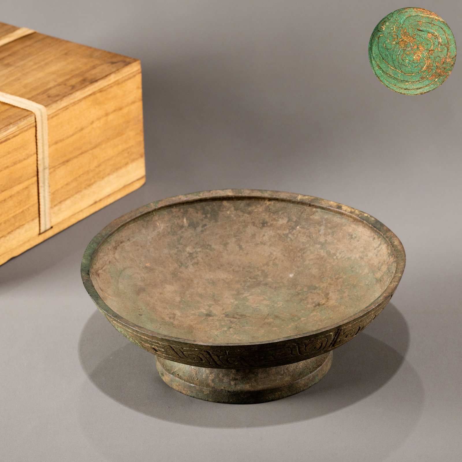 Shang and Zhou bronze gui vessel with interlocking patterns: D: 21cm H: 7.5cm