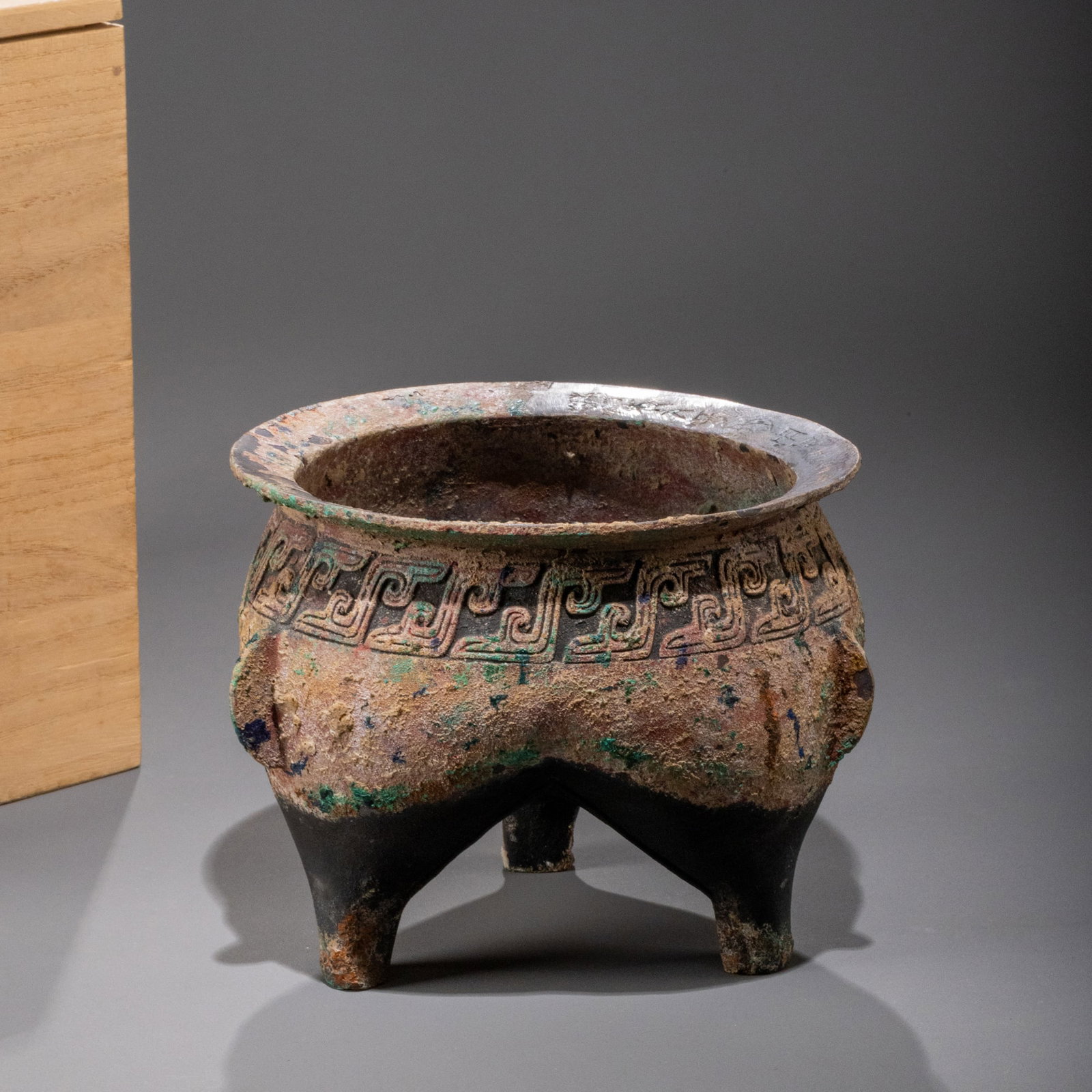 Western Zhou bronze tripod li (1 of 10)