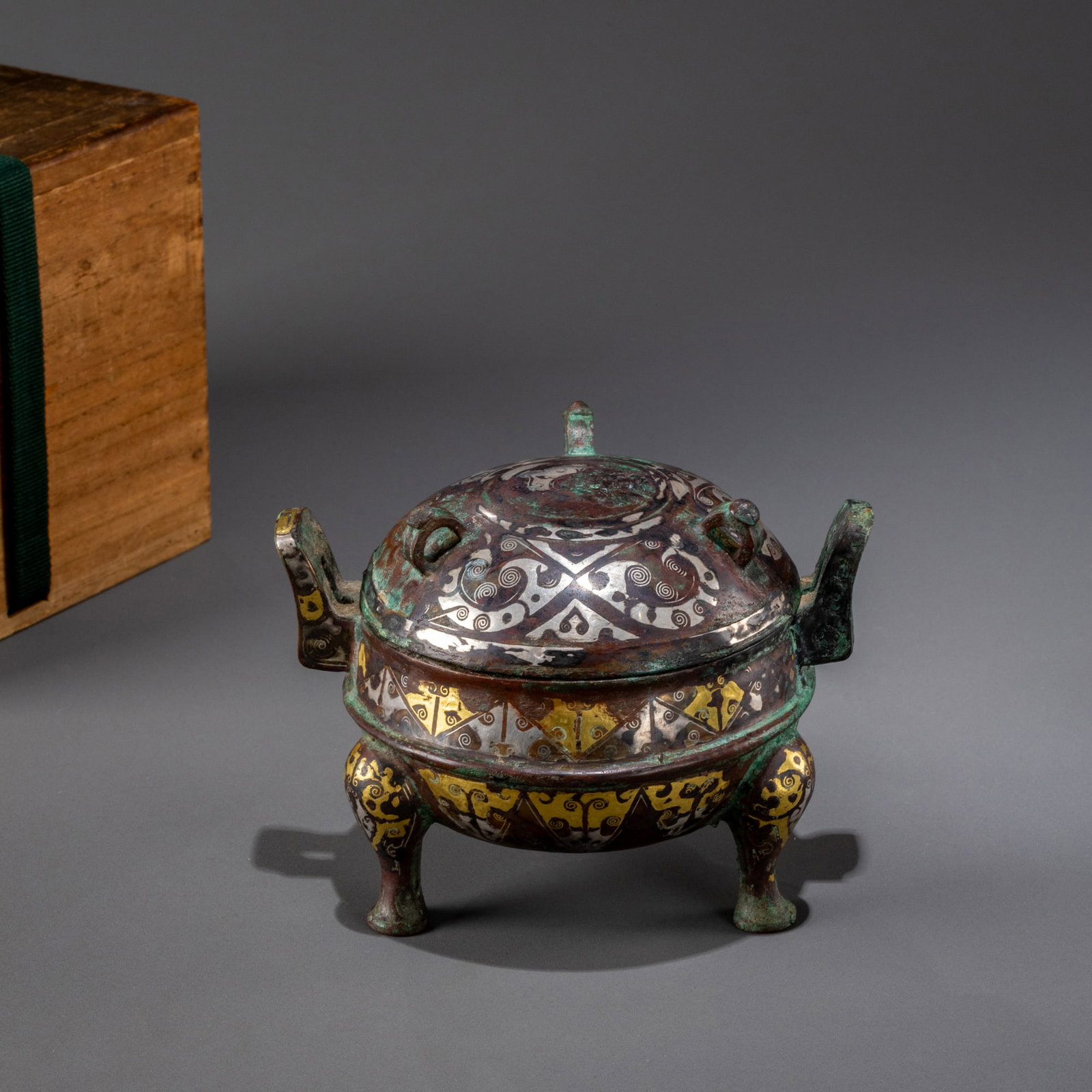 Warring States Period Gold and Silver Inlaid Tripod: W: 11cm H: 8cm