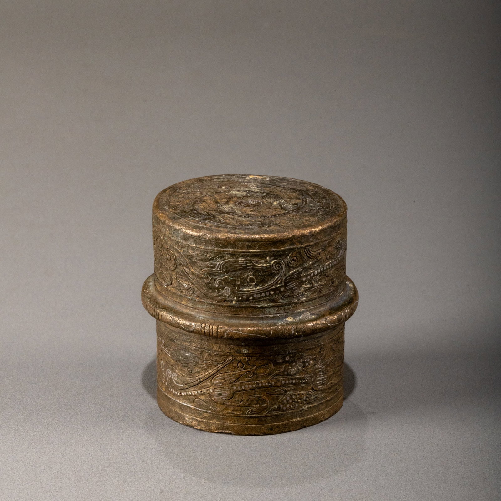 Han Dynasty bronze inlaid silver dragon pattern pendant (1 of 9)