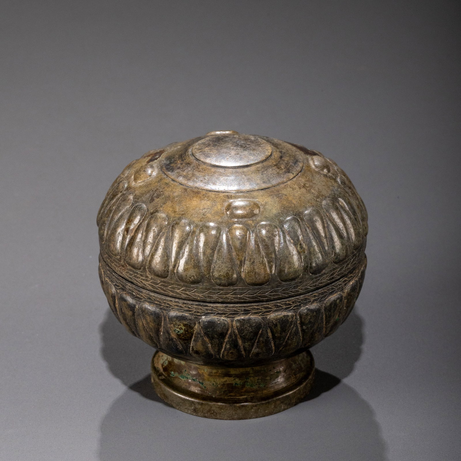 Northern Wei Dynasty Garlic-Patterned Bronze Lid Box: D:8cm H:7cm