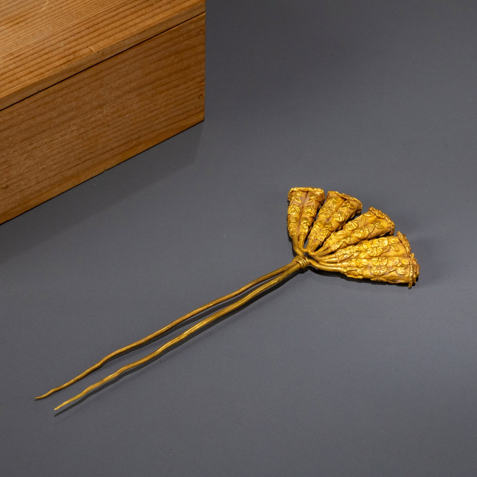 Tang Dynasty Twin Flower Tube Gold Hairpin: L: 17cm W: 6.5cm Weight: 45g