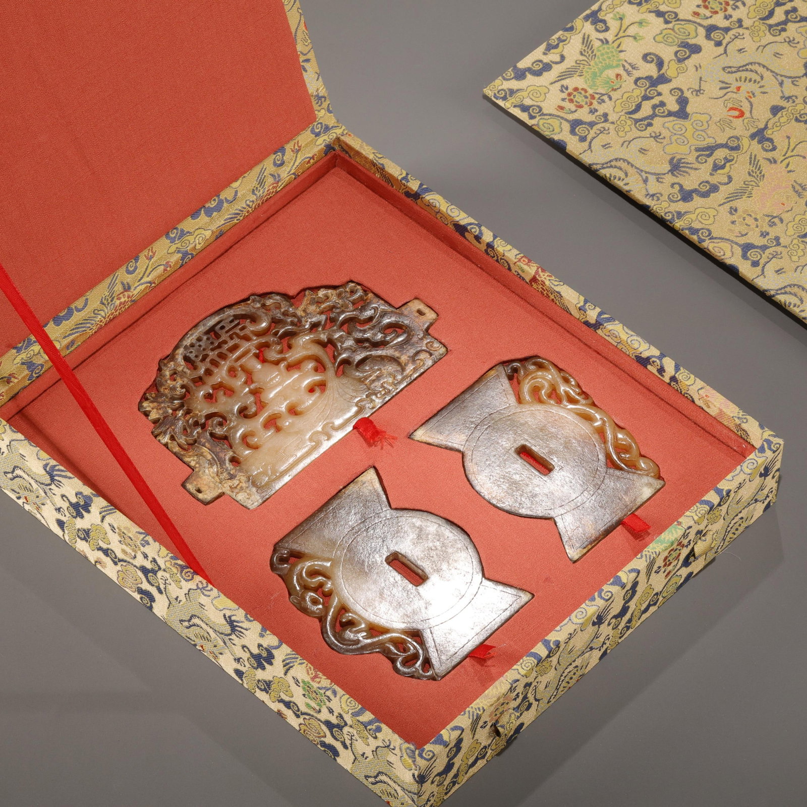 Three-point openwork jade screen - 11