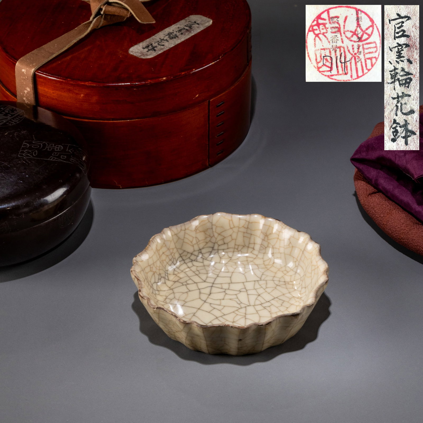 Formerly in the collection of the Yamane Art Museum, Song Dynasty official kiln wheel-shaped flower: D: 11.5cm H: 3cm
