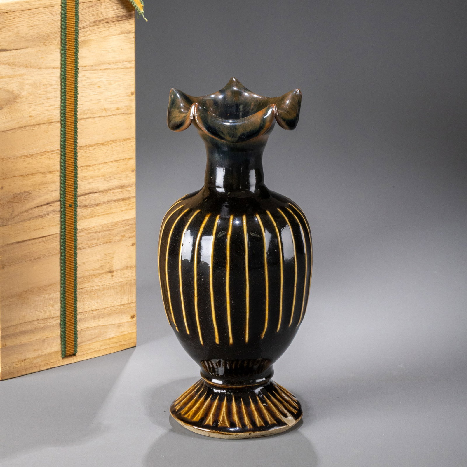 Song Dynasty Cizhou ware melon-shaped flower-mouthed bottle: H: 23cm W: 11cm
