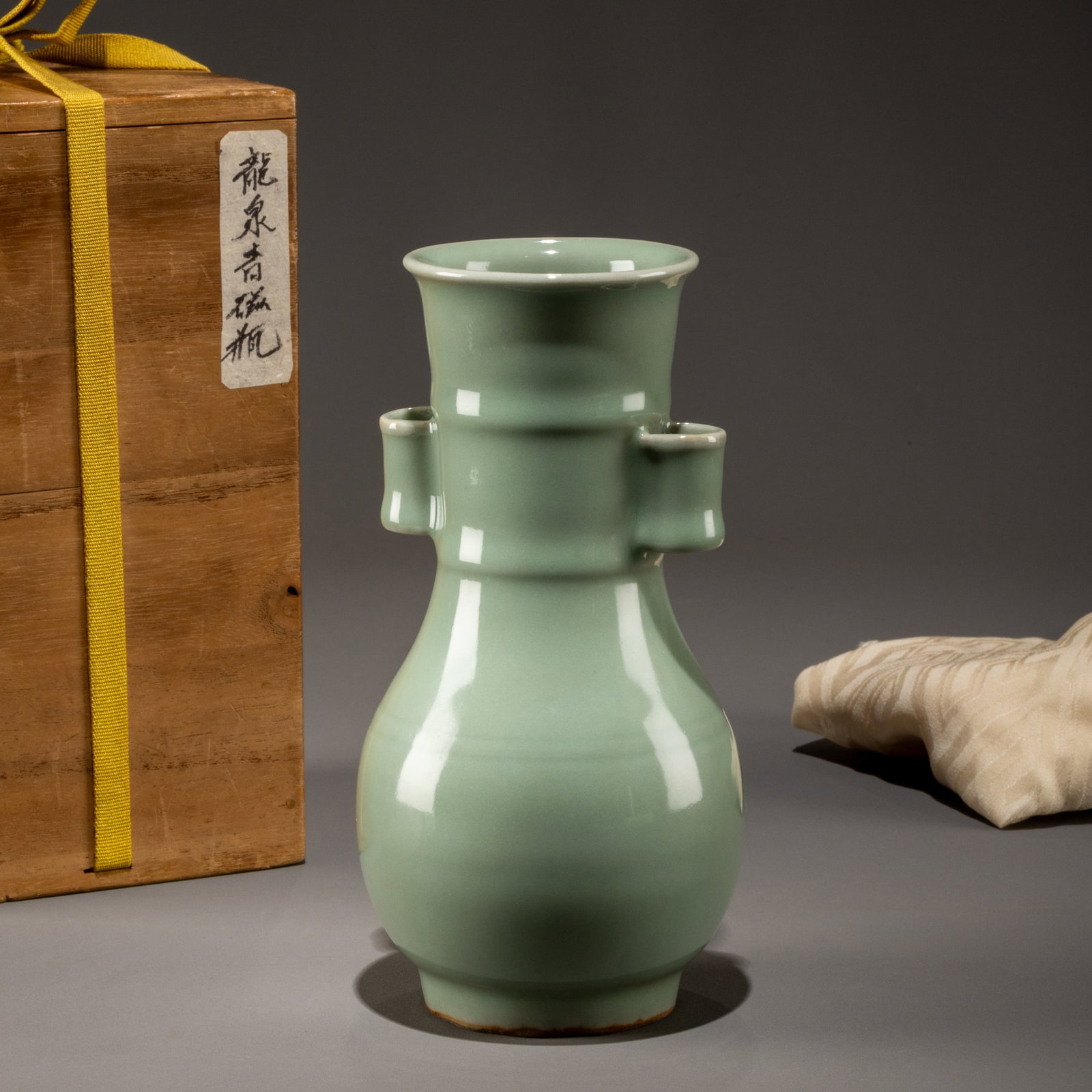 Longquan celadon double-eared bottle (1 of 10)