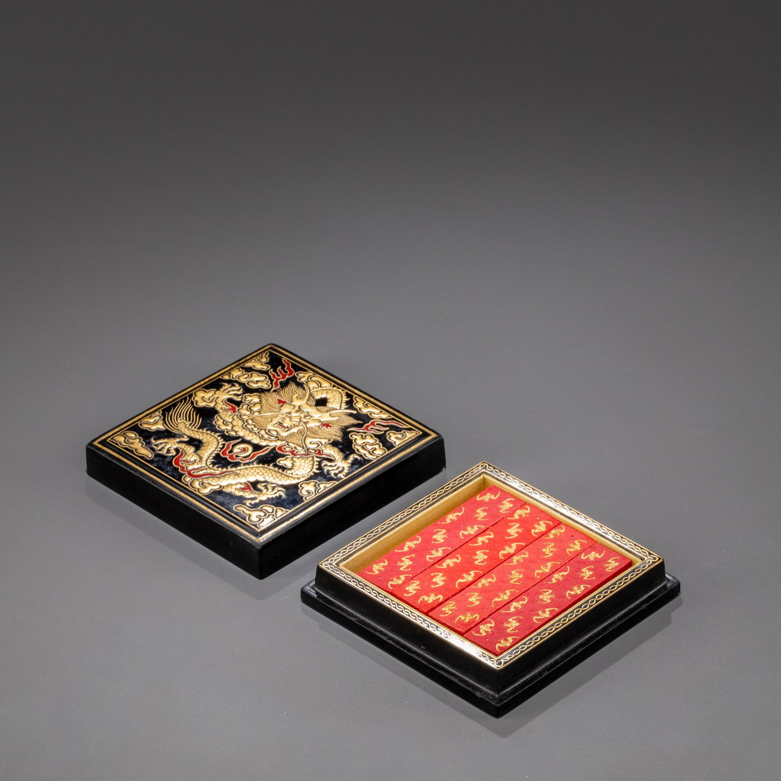 A box of Qingfu-patterned cinnabar ink contains 4 ingots.: H: 8cm W: 1.8cm x 4