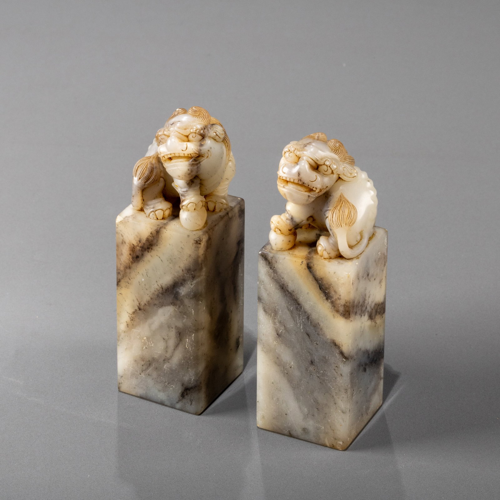 A pair of Qing Dynasty lion-shaped seal materials: H: 9.5cm W: 3cm x 2