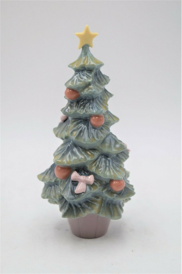 RARE! LLADRO CHRISTMAS TREE HOLIDAY WINTER PORCELAIN: #6261: 'O' CHRISTMAS TREE' Porcelain Figurine. This is an older vintage figurine hand painted by 'LLADRO' in Spain. Made of Porcelain and beautifully hand painted. In Excellent Condition. No Nicks, Ch