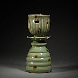 Song Dynasty, Longquan celadon, Oil Lamp: H. 21 cm.W. 10 cm.