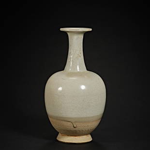 Tang Dynasty, Xing Kiln, White porcelain, long neck Bottle: H. 23 cm.W. 11.5 cm.