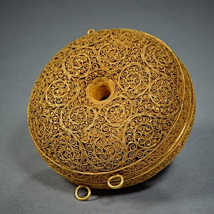 Ming Dynasty, Pure Gold, Gold wire woven, Sachet: H. 2.5 cm.W. 5 cm.Weight. 39 gram.