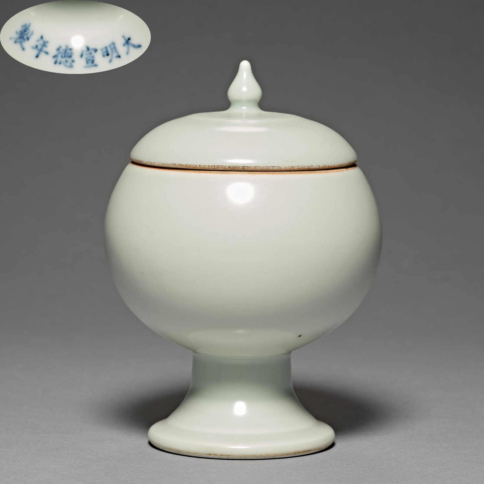 Ming Dynasty Xuande, sweet white glaze color, Jar (1 of 7)