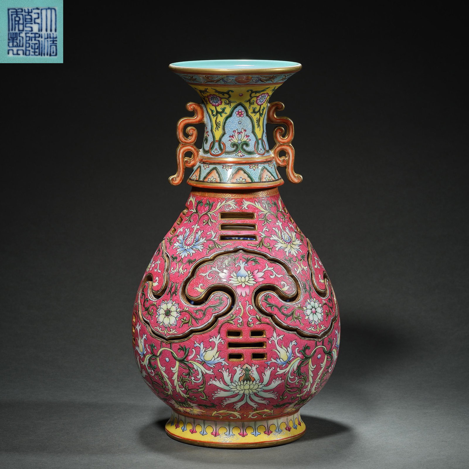 Chinese Qing Dynasty Qianlong famille rose porcelain vase: H. 32 cm.W. 18 cm.