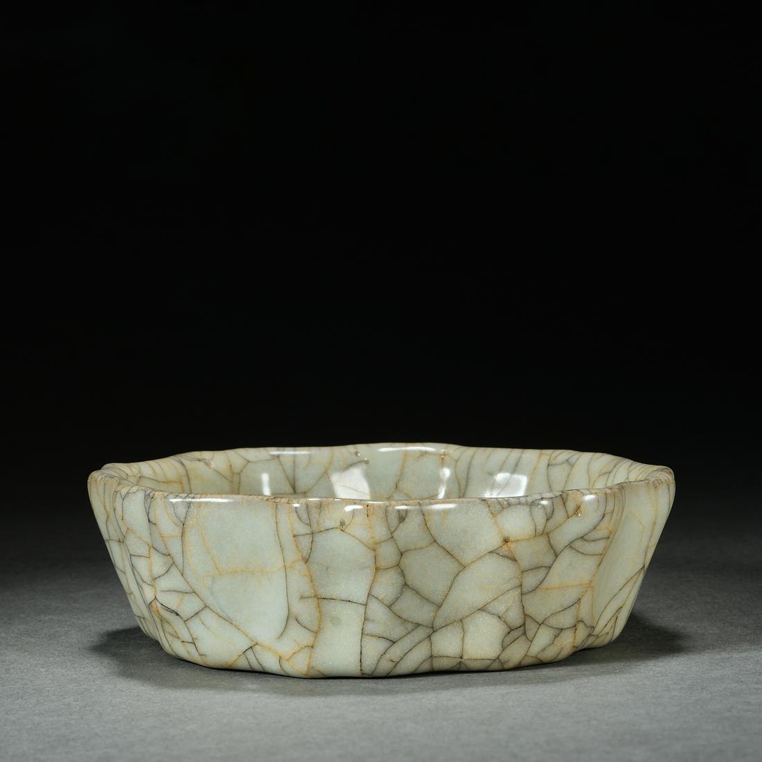 Chinese Song Dynasty Ge Kiln Lace Washer: H. 3.5 cm.W. 11.5 cm.