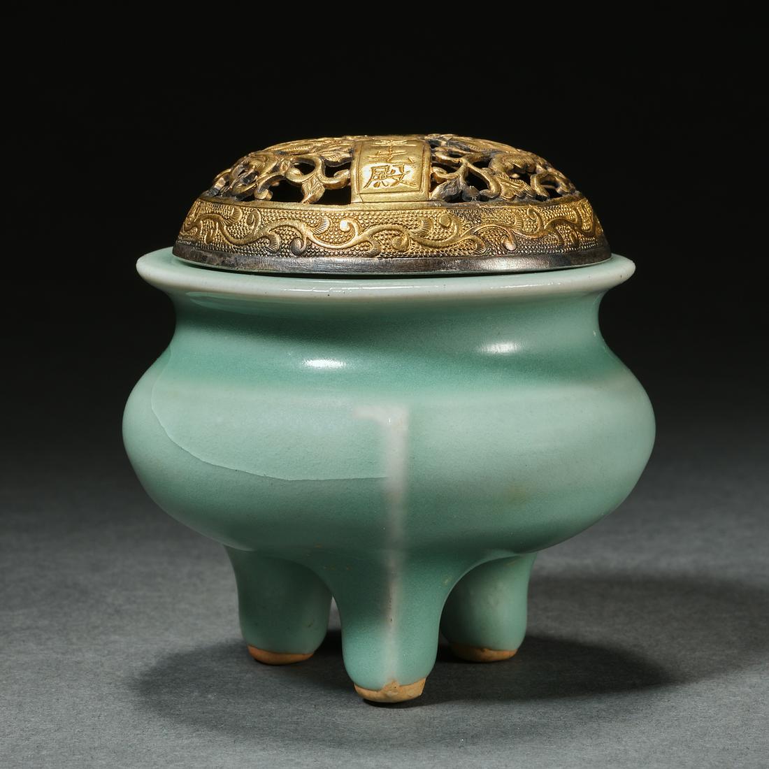 Chinese Song Dynasty Celadon Smoker: H. 7.5 cm.W. 7 cm.