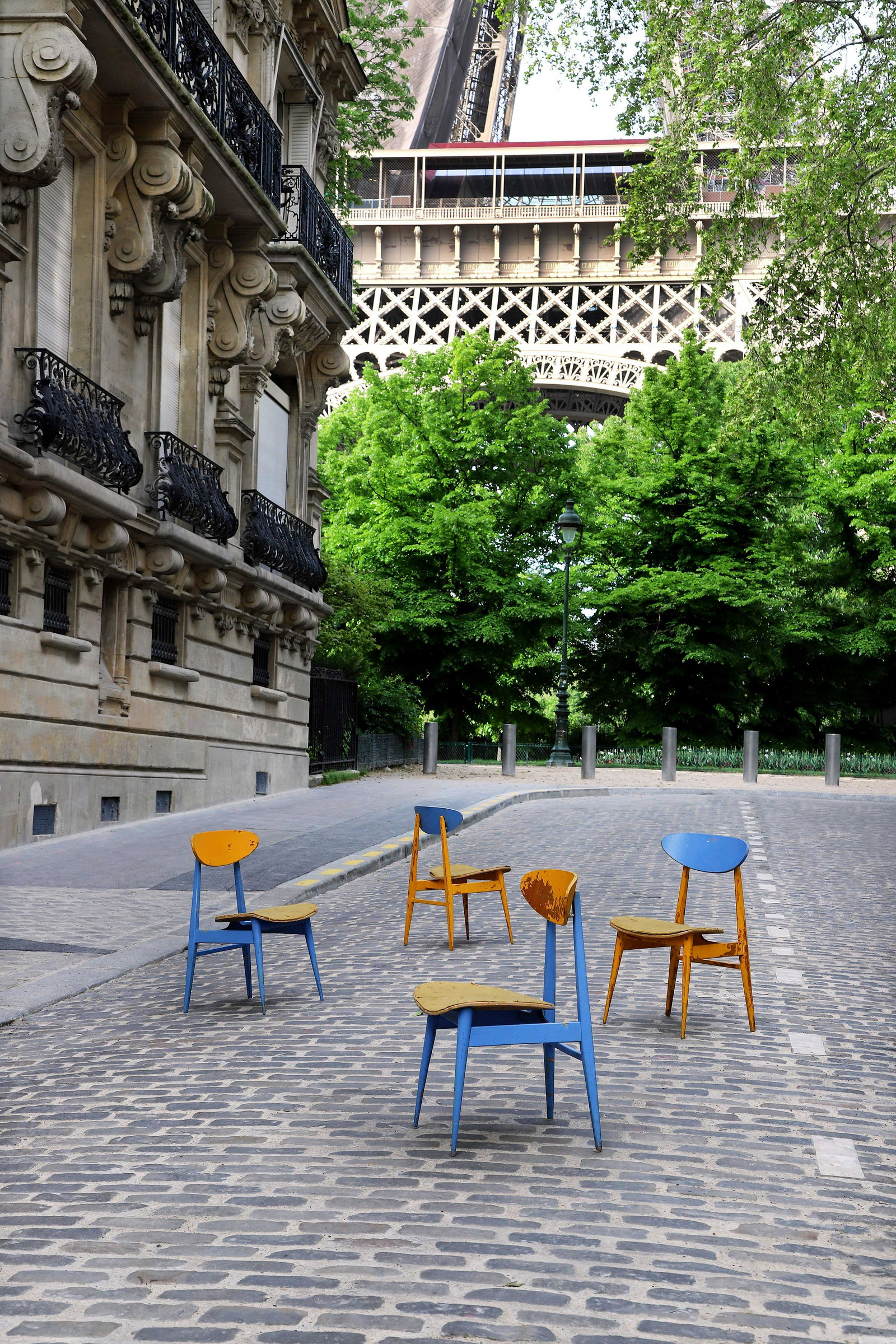 André SIVE (1899-1958): André SIVE (1899-1958) Suite de 4 chaises Bois?78 x 42 x 45.5 cm. 1953 Set of 4 side chairs Painted wood?30.71 x 16.54 x 17.91 in. Provenance :?- Aménagement de l’intérieur d’une des 14 habitat